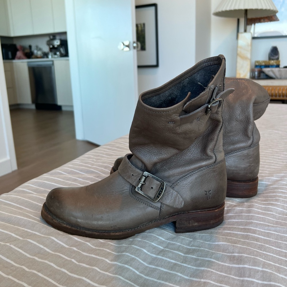 Frye Veronica Short Boot size 9.5, Stone
